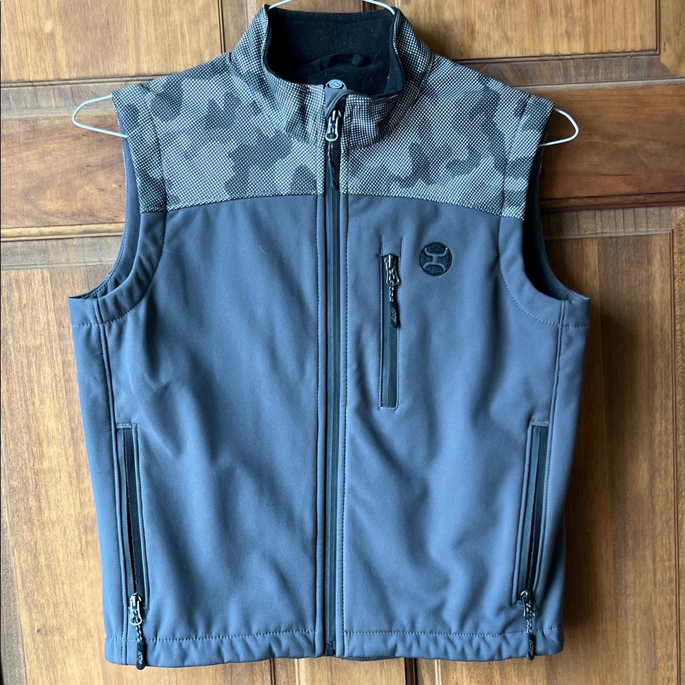 HOOEY boy’s gray soft shell lined vest. Size S.